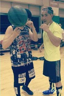 娱乐吃瓜酱男生打球